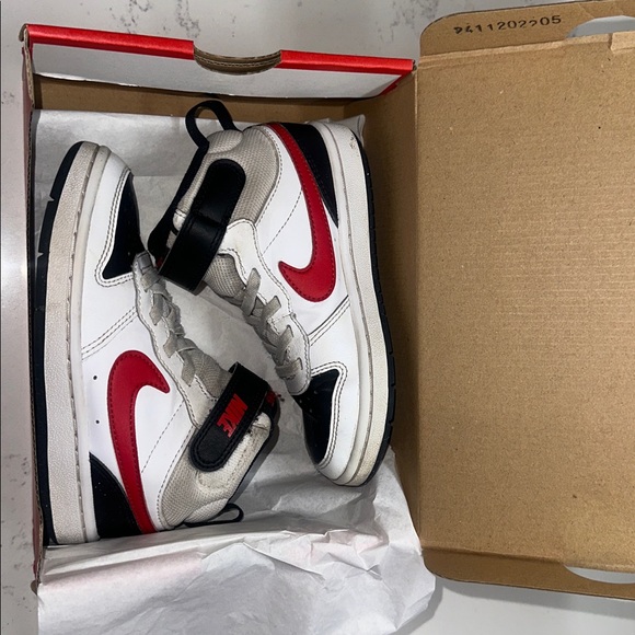 Kids Nike Borough Mid 2 kids size 11c White/Black/Red - Picture 9 of 9